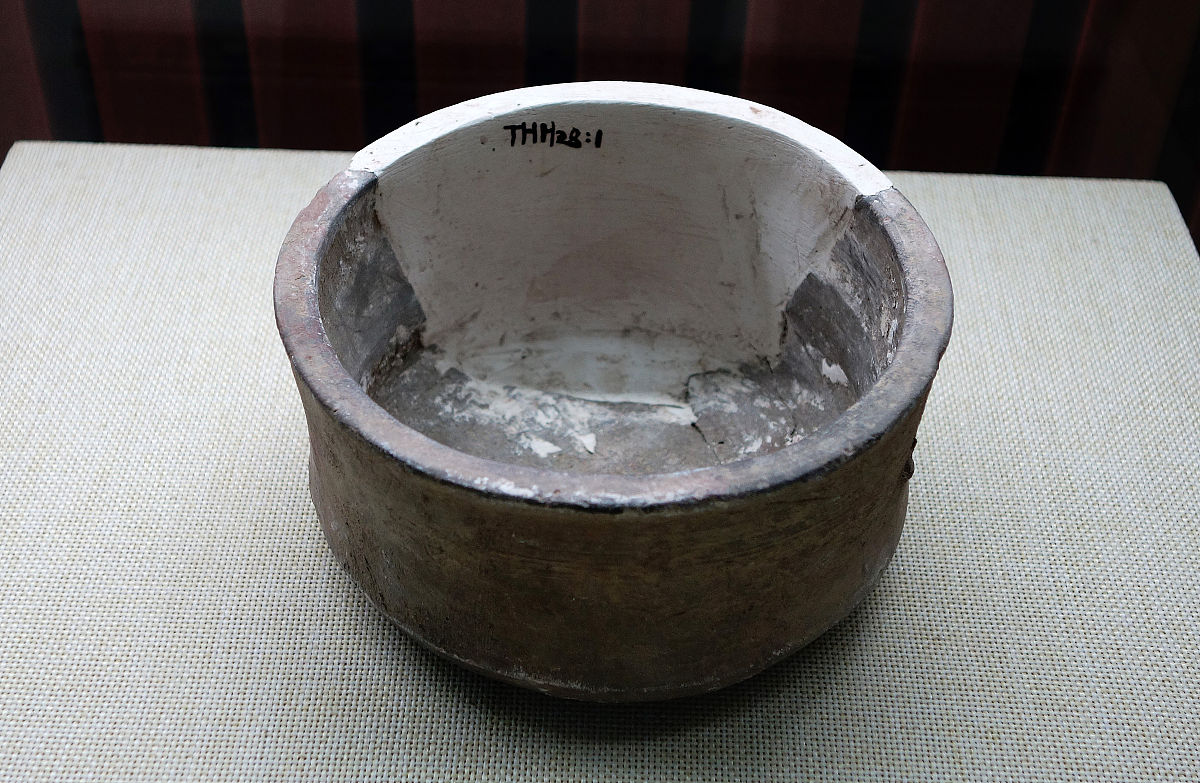 2016年11月25日,呼和浩特市,直口灰陶钵,汉朝时期,内蒙古师范大学博物
