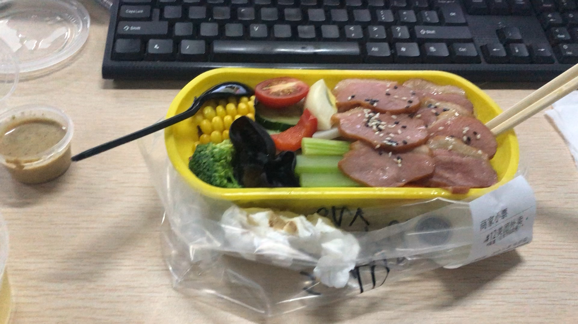 珂珂的日常,今日份减肥餐,烟熏鸭胸肉配水煮菜,糙米健康又营养