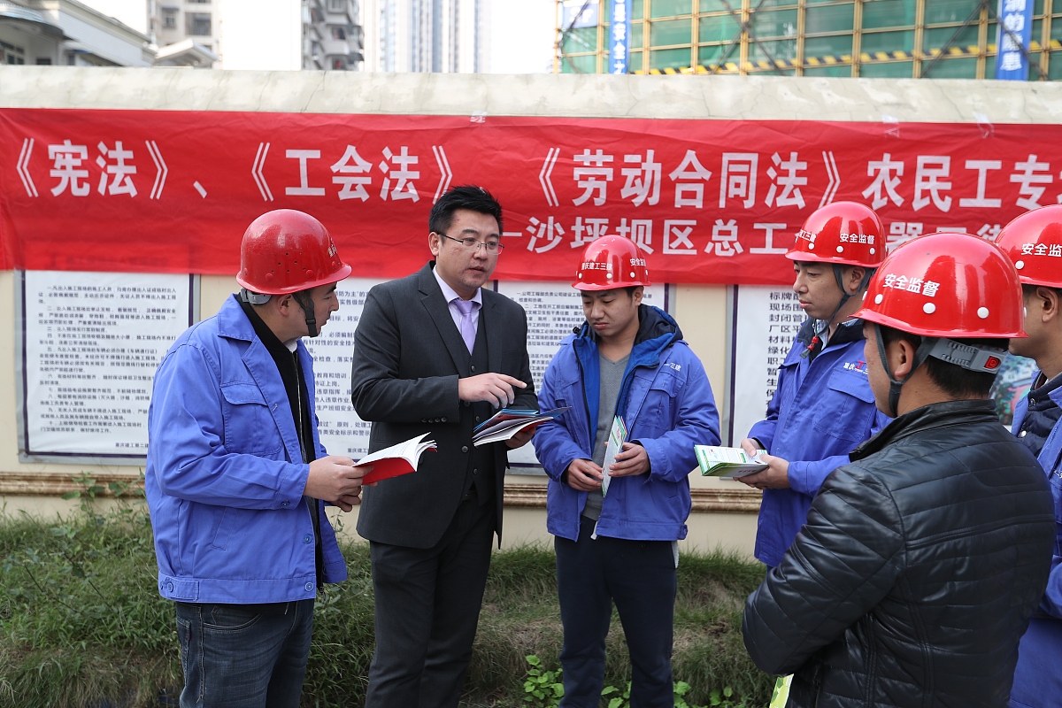 以下这段话如何换成另一种中文方式表达？安全管理机构内各责任人按规定填写每天的安全报告报项目安全总监对当天的安全隐患巡视结果提出统计报表对当天的生产活动提出分析因素提出防范措施。在现场无重大安全事故的前提下专职安全员编写每月安全报告经项目经理审批后报安全经理和上级安全部门。如果现场发生重大安全事故严格按国家规定的申报程序向上级主管部门申报