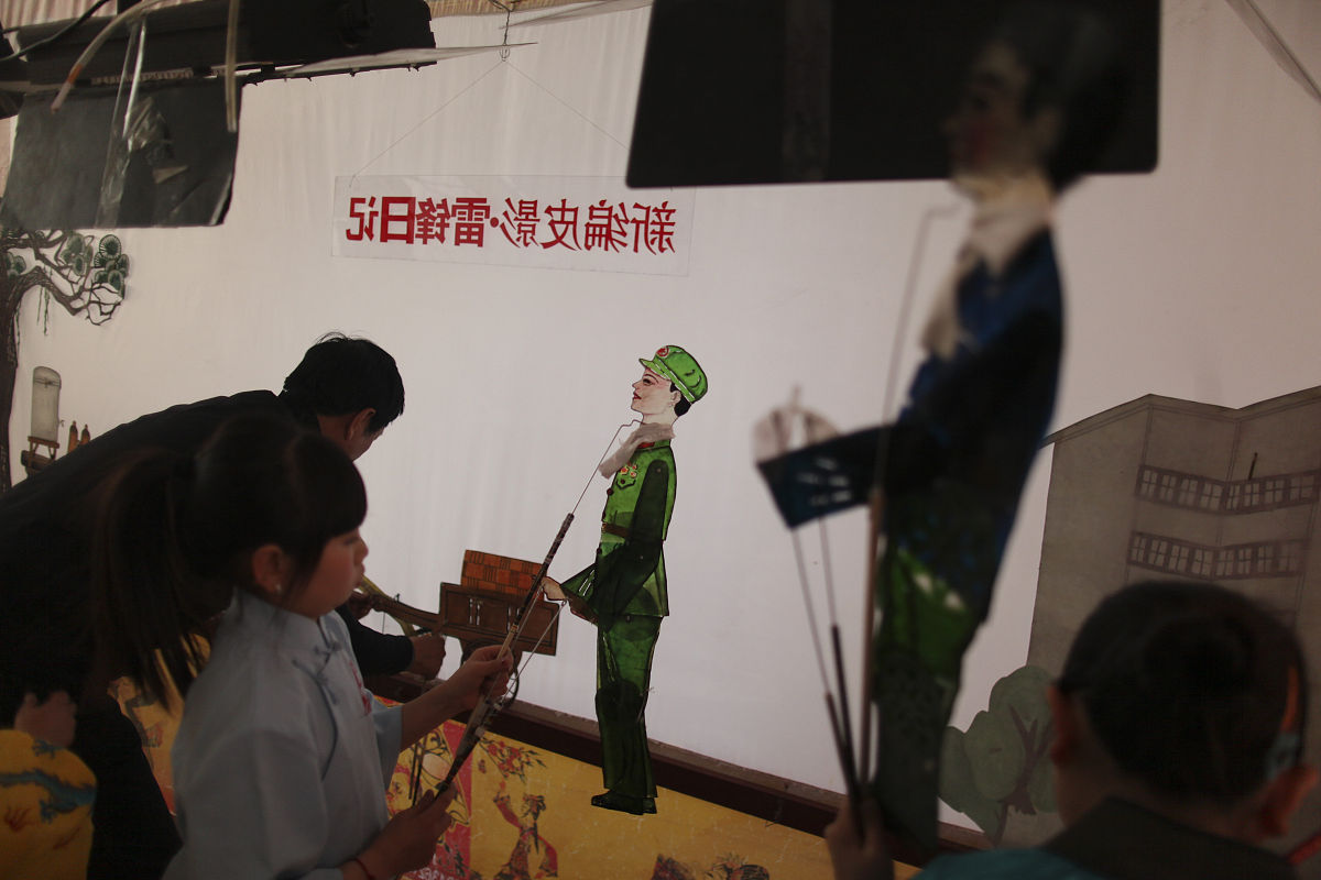 2012年4月5日,北京,海淀区西二旗小学,袖珍人皮影团准备了新戏《雷锋