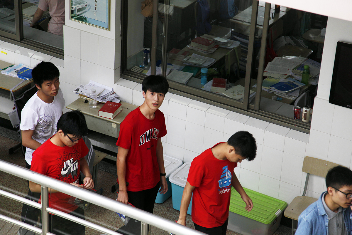 请用一万字吐槽一下关于扬州生活科技学校不准学生坐电梯强制让学生每天爬十几楼