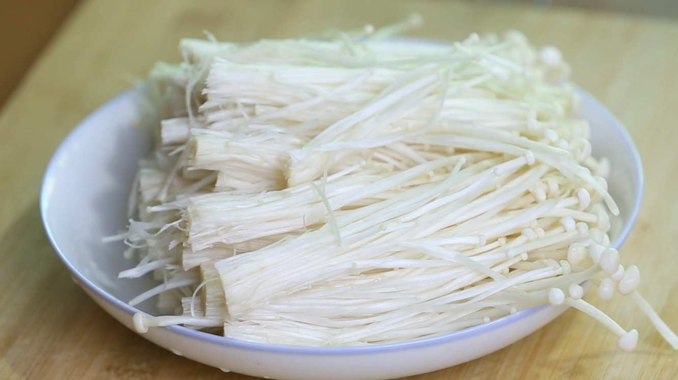 金针菇炒鸡蛋,大厨教你特色做法,很多人都没吃过,太美味了
