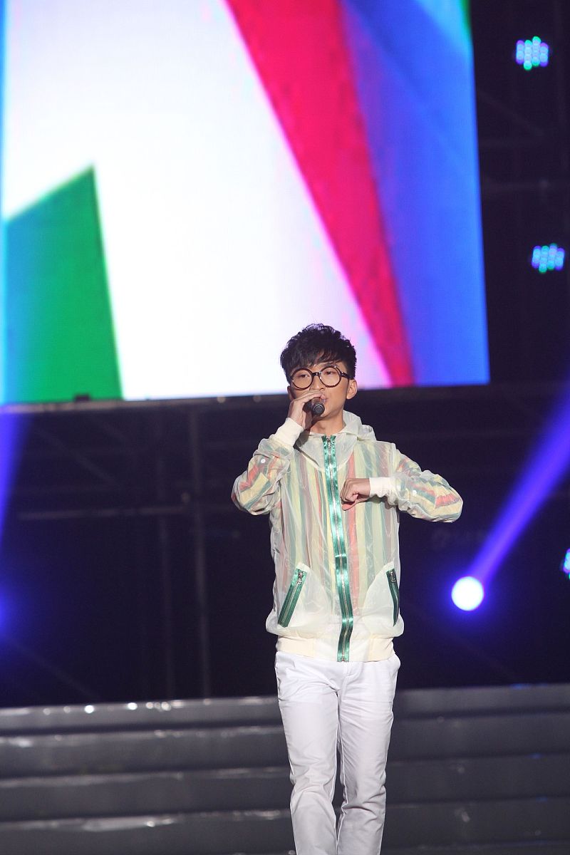 2013年10月26日,湖南宁乡,2013快乐男生赛后首场演唱会在湖南宁乡县百
