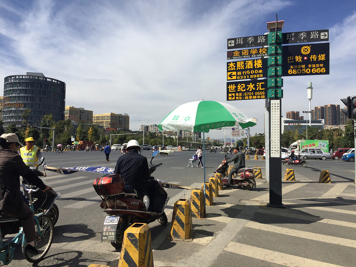 ***_***2015年10月29日,昆明,指路牌变成了密密麻麻地广告牌,仿若"千