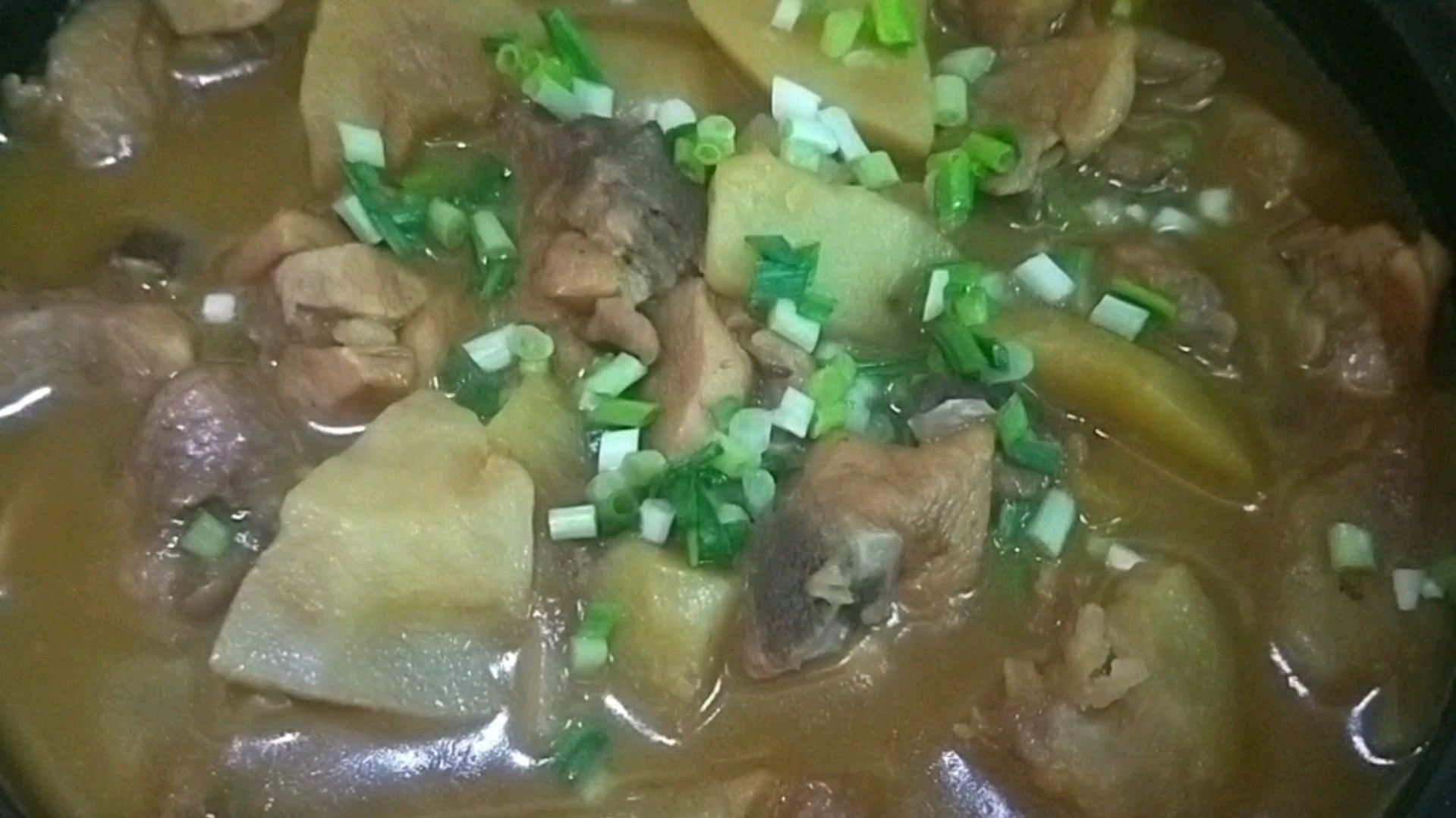 快手土豆炖鸡腿,汤浓味美荤素搭配,小孩吃不厌的一道菜