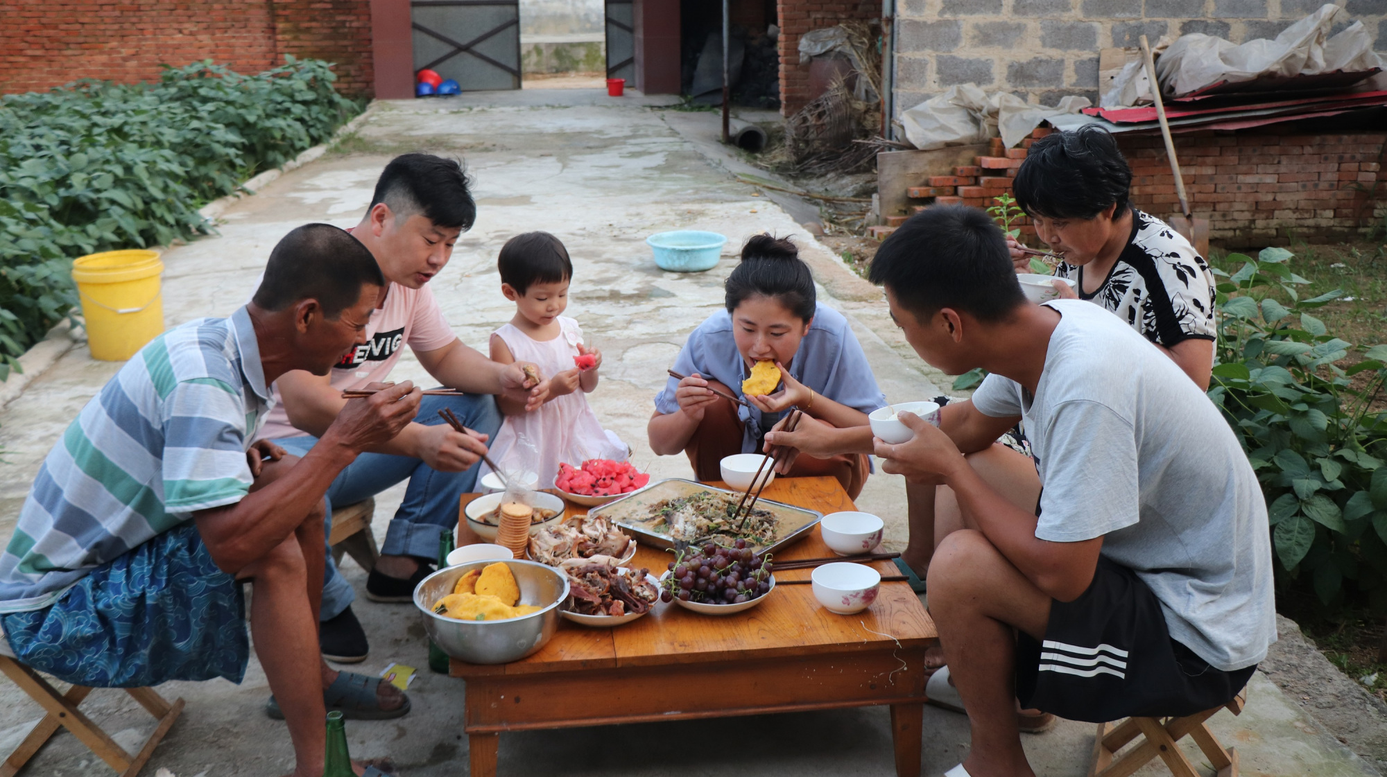 朋友来家里做客,鸡鸭鱼肉全都上,朋友吃撑了,看都有什么下酒菜