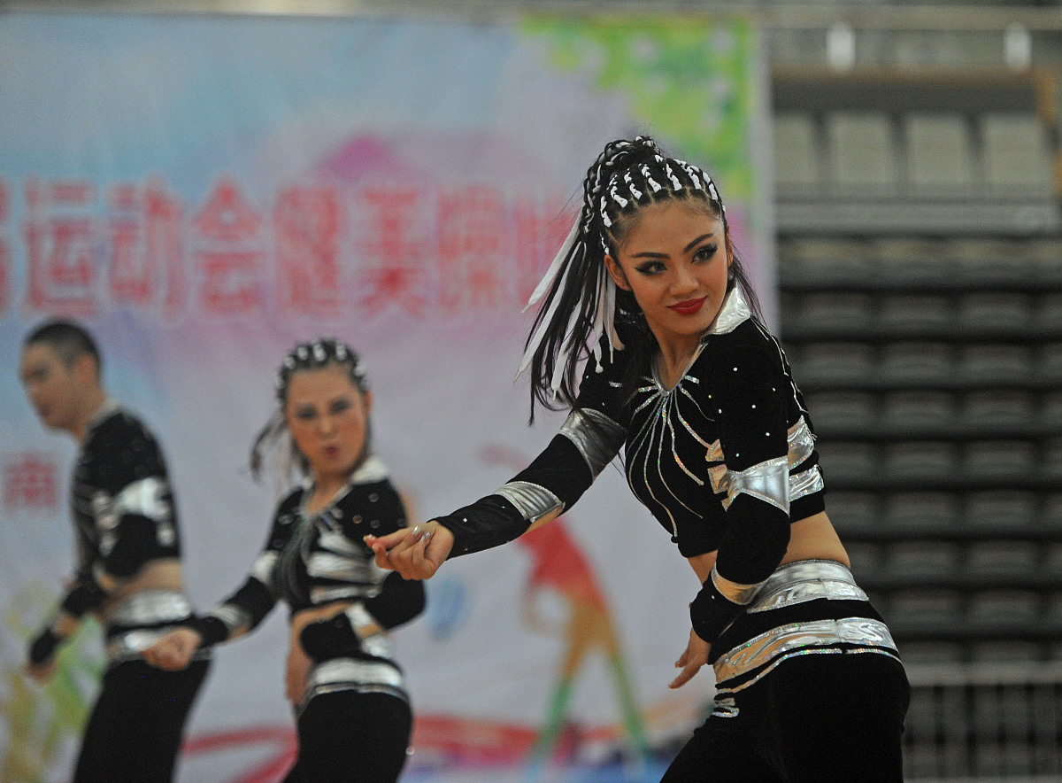 要带一个健美操比赛明确和学生说了谁跳的好谁就可以参加这个比赛还进行了选拔但是比赛的年龄选拔出来的部分小学生不符合年龄要求要个这些不符合要求的孩子怎么说才好