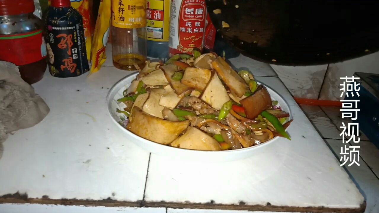 燕哥下班回来做了一道家常菜干豆腐炒肉特下饭就是很辣