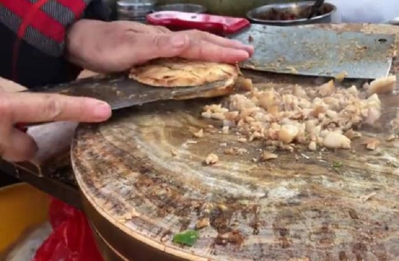 临沂大妈做陕西肉夹馍,3元一个,日卖500个,猪肉是好吃的秘诀