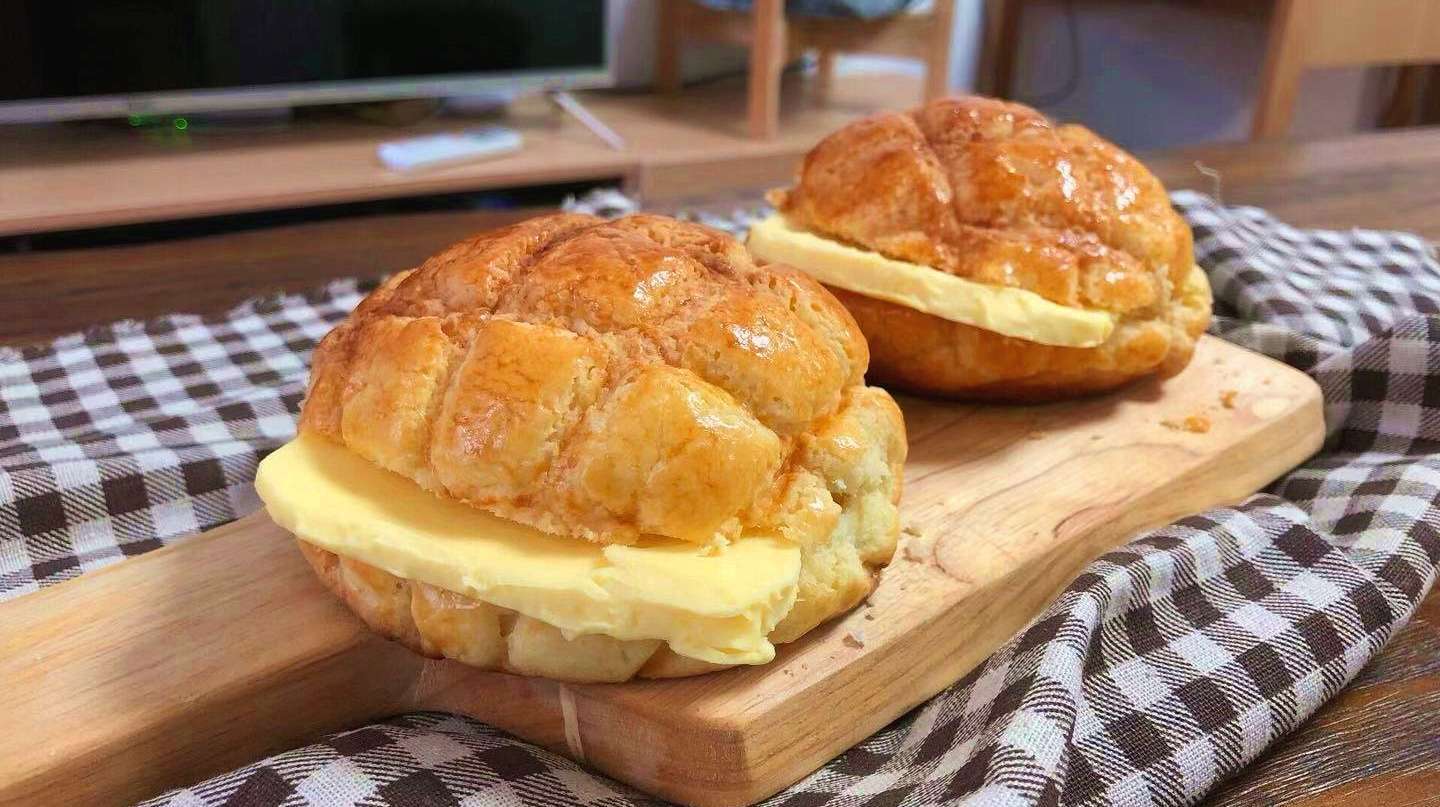 出烤箱十分钟吃到才算是真正的冰火菠萝油哦