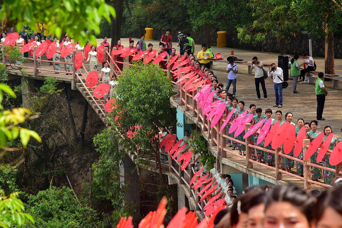 2017年5月14日,来自两岸三地的千余名旗袍爱好者,在广东东莞观音山国