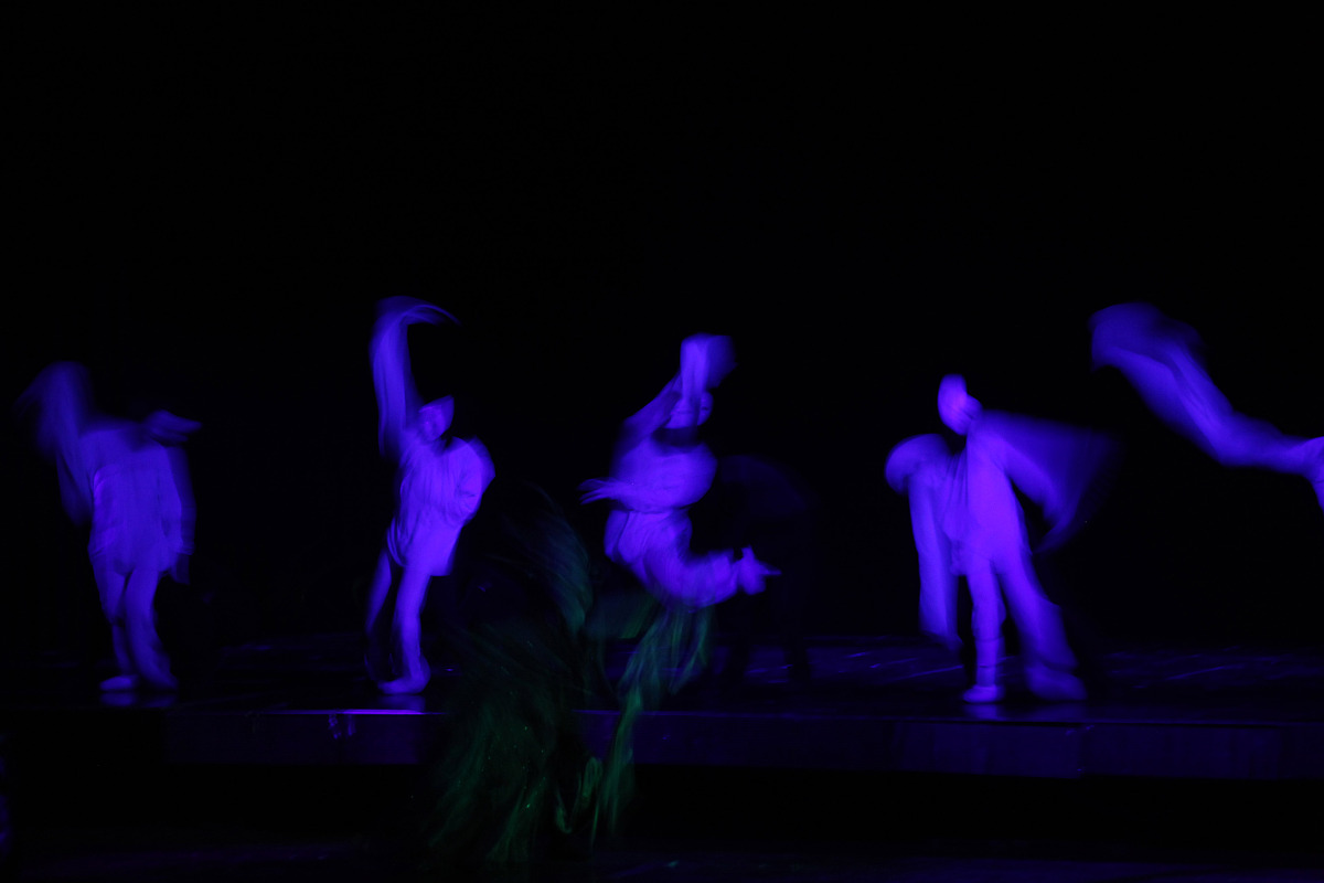 人·机·宇：一场关于生命意义与宇宙探索的黑色幽默现代舞剧