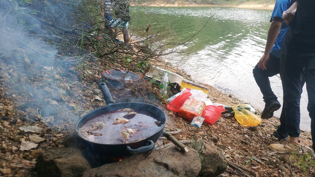 带两口破锅进山钓鱼,钓获罕见变异罗非,配海底捞火锅料好吃到爆