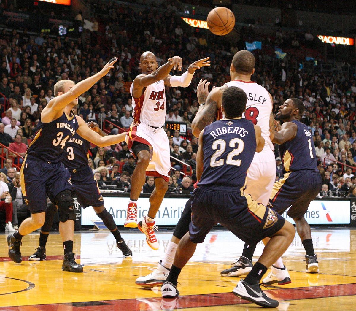 please translate the following English words to Chinese The NBA has introduced a new second apron that allows teams to exceed the salary cap without facing harsh luxury-tax penalties This new rule has