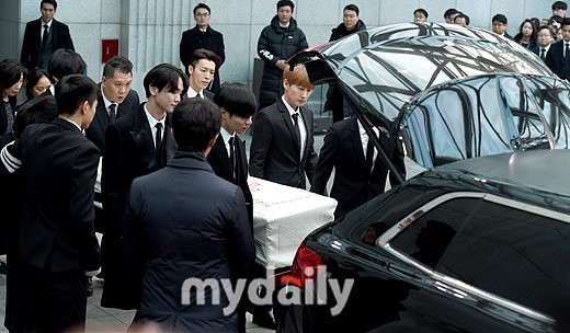 shinee主唱金钟铉葬礼举行 亲友抬遗体捧名碑神色凝重