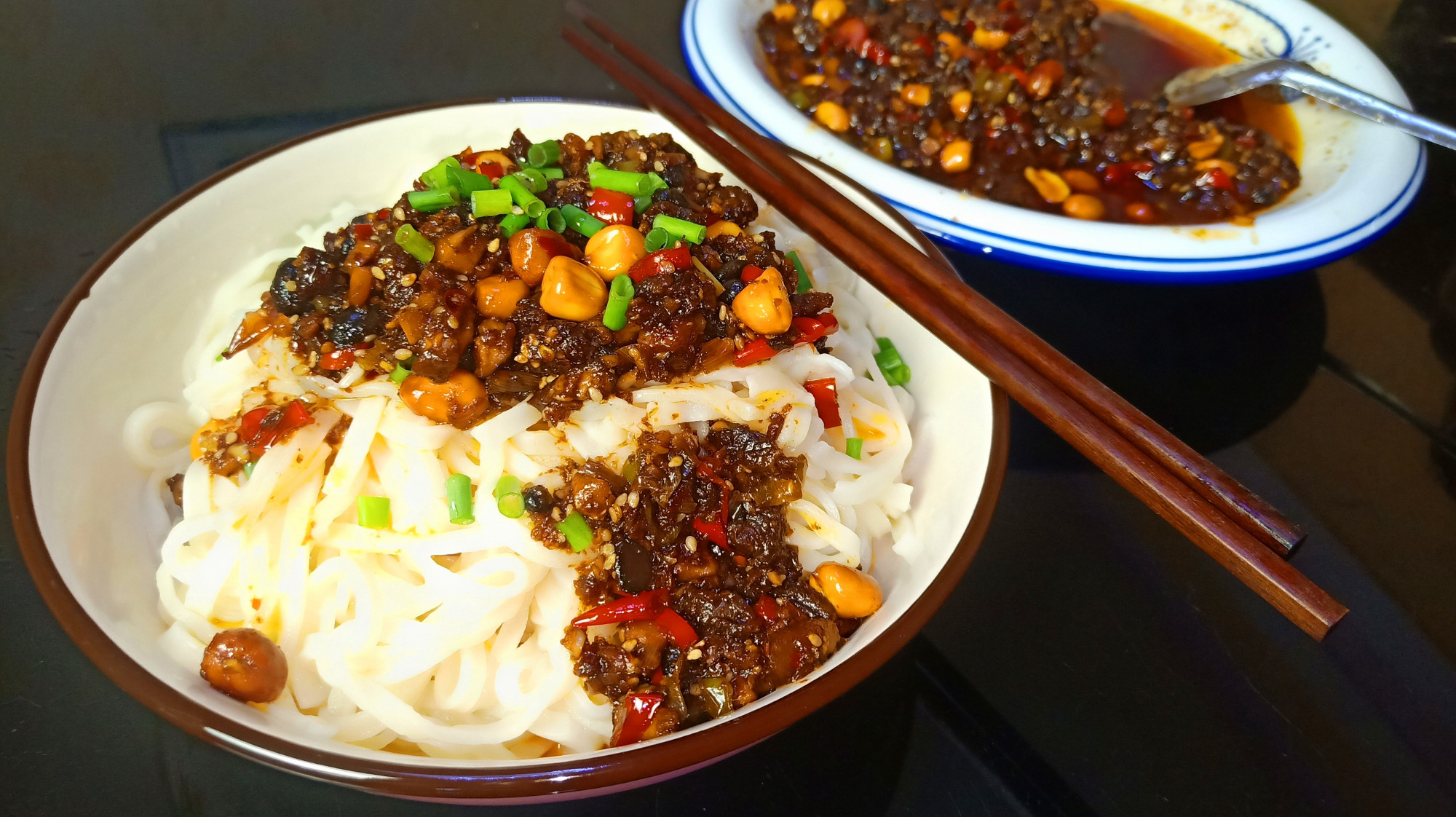 爱吃牛肉酱的别再买了!小东分享秘制做法,比老干妈好吃,真过瘾