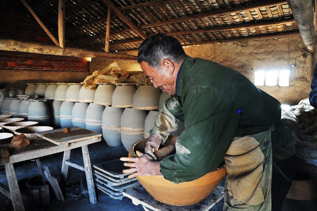 请帮我写一个关于陶瓷制作工艺得介绍300字左右