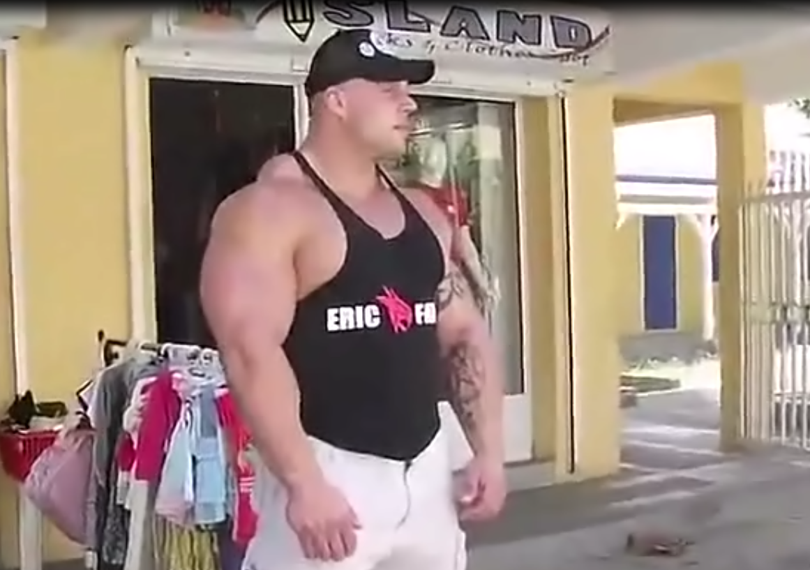 经验-当爆炸肌肉男出现在街头,路人的眼神越看越不正常!