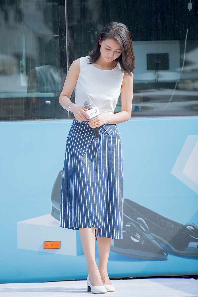 以夏日玫瑰为时光主题撰写出一篇女孩穿裙子的浪漫穿搭推广文案。白色玫瑰花点缀在白色无袖连衣裙、气质感吊带卡其色裙子搭配泡泡袖白色上衣、灵动感青色波点元素蔓延在俏皮风白色上衣