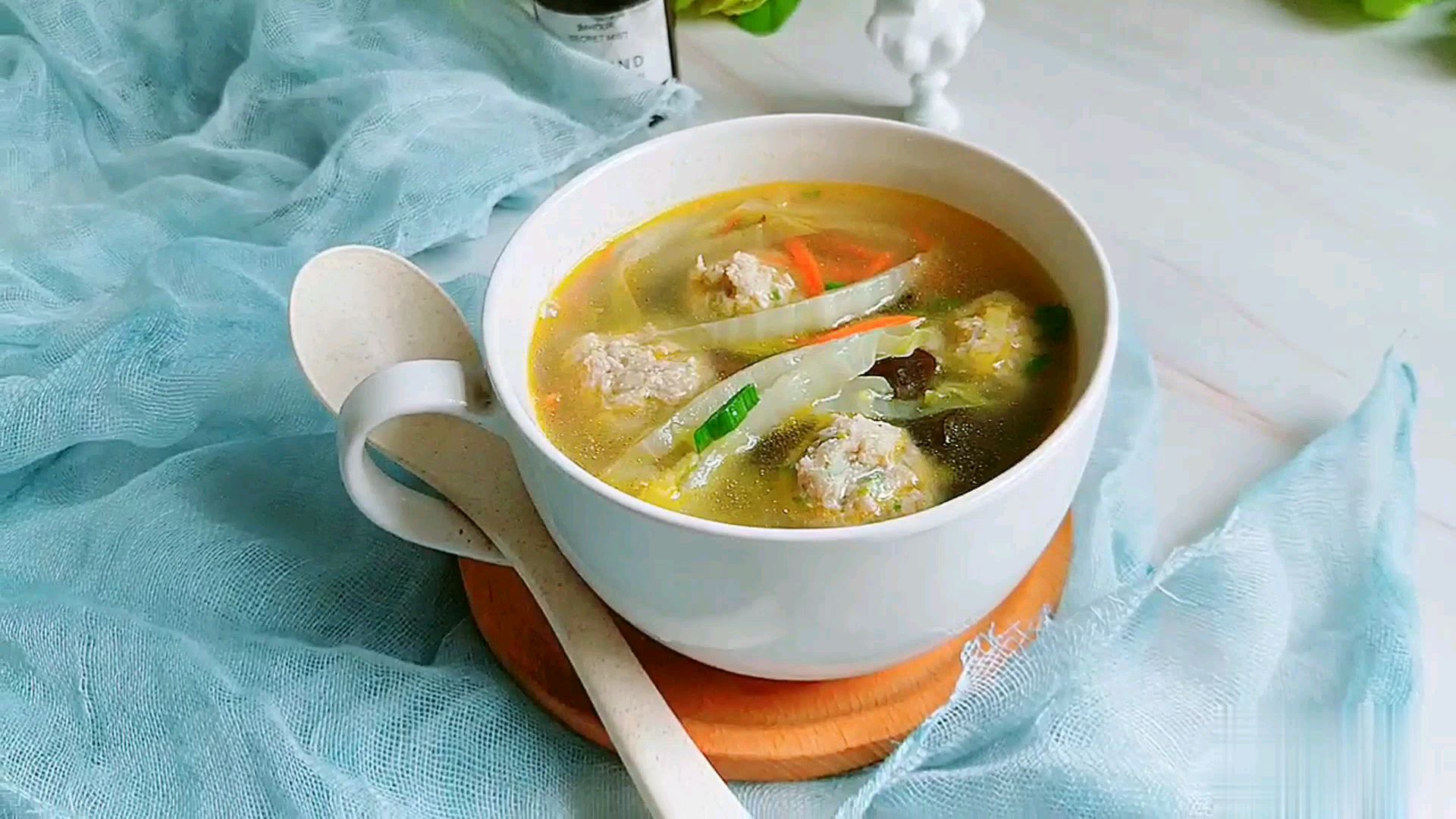 缓解冬季手脚冰凉的暖身汤~大白菜三丝肉圆汤
