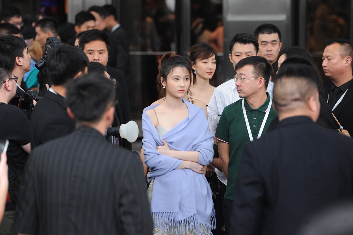 杨采钰与陈金飞相差30岁恋情曝光：从籍籍无名到“冯女郎”的蜕变