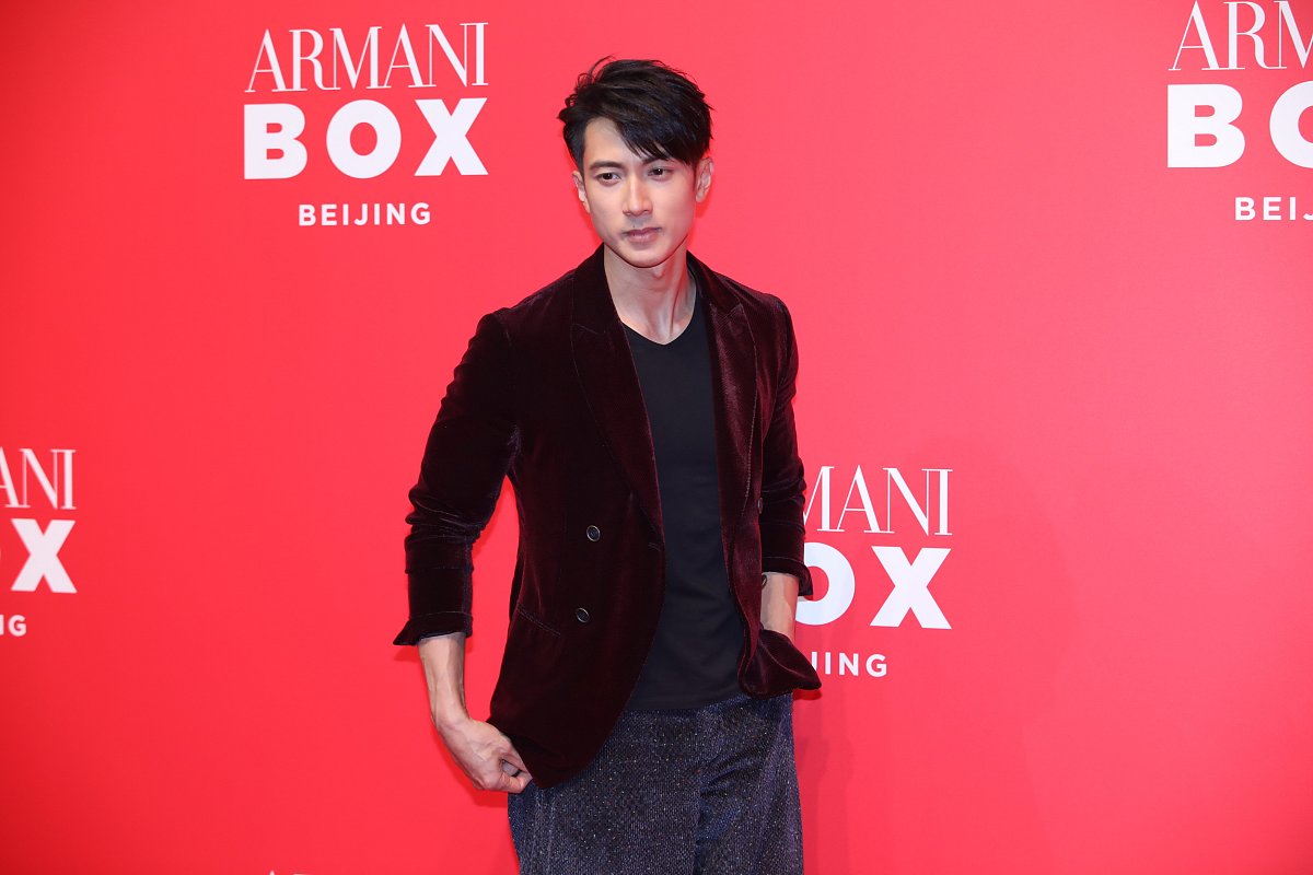 章子怡大秀长腿妆容精致获友人搂腰合影 "辣妈"张梓琳单手叉腰摆pose
