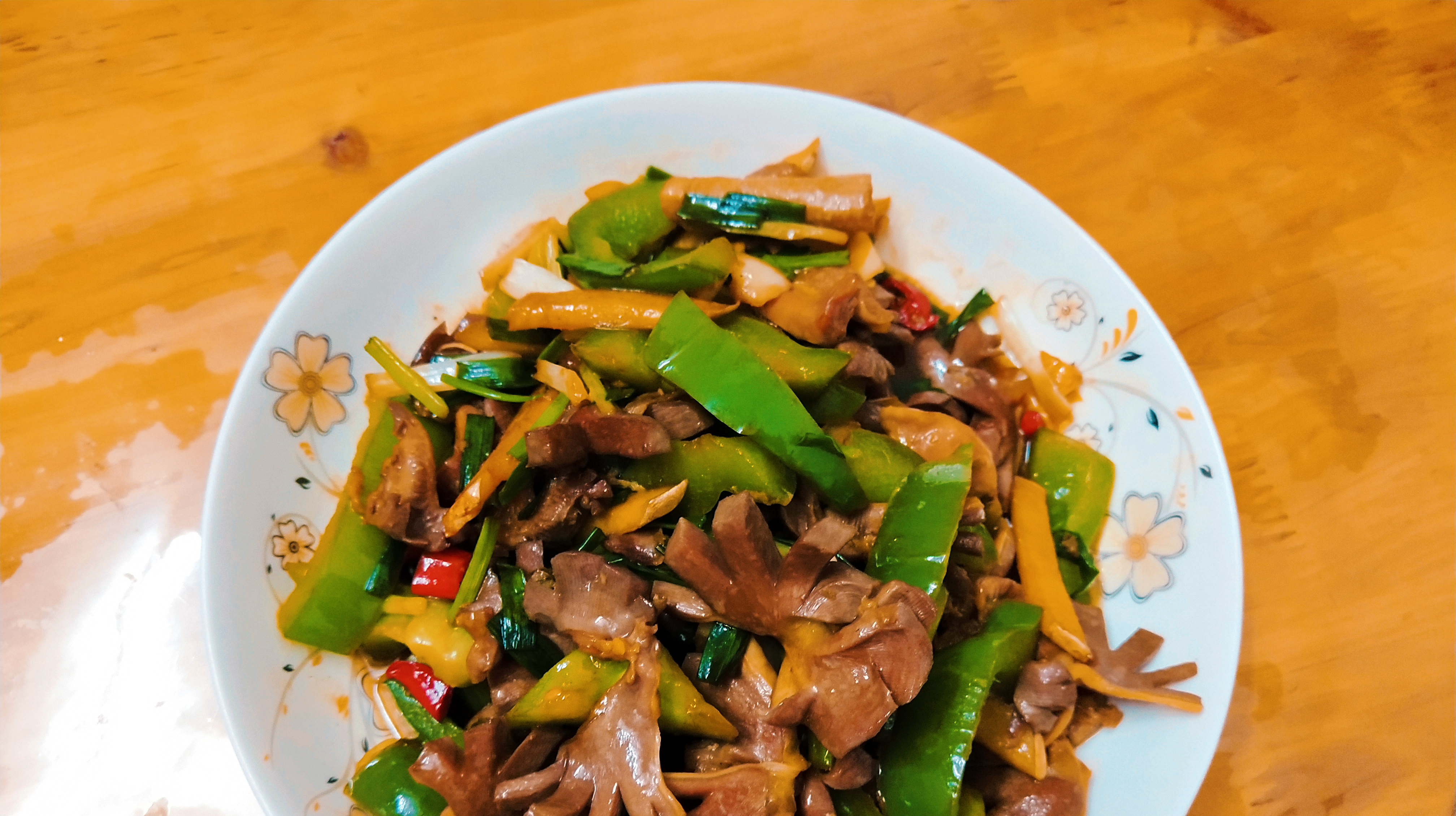 青椒炒鸭肾,在家巧用调味也能炒出饭店的美味,营养又脆爽