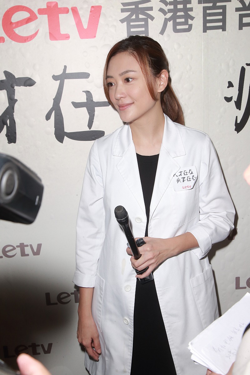 请你以一名大学生的身份描述一下《天才在左疯子在右》这本书籍的观后感