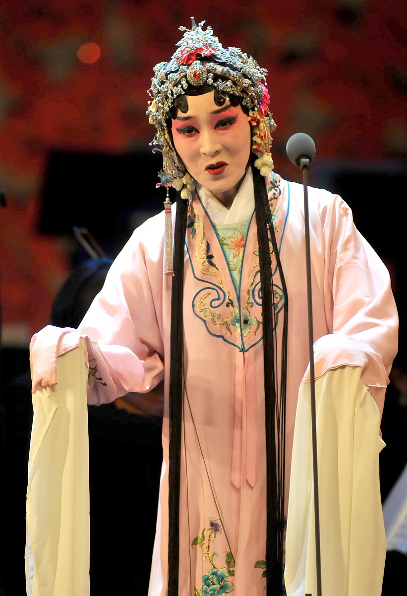 2010年2月28日,优秀青年扬剧演员李霞亮相南京戏曲名家名段交响音乐会