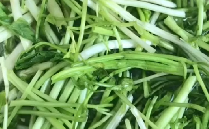 水芹菜这样做,孩子们吃不够