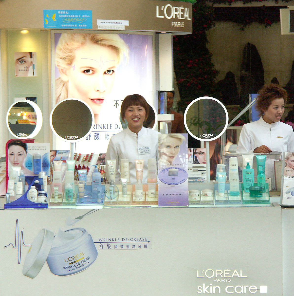 你是一个30岁左右的中国女性想了解荷兰孕妇护肤品请给出推荐的采购清单具体到品牌在家店可以购买