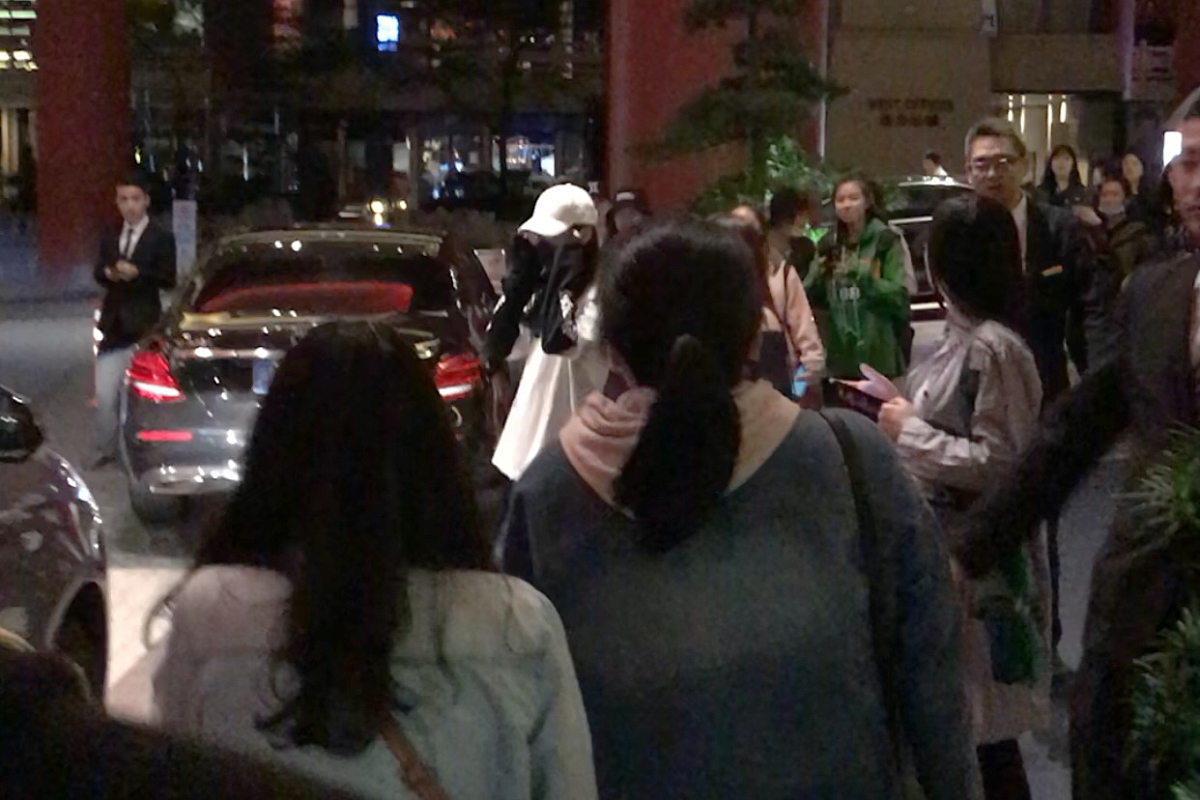 他不堪粉丝袭扰选择了远走他乡。复出之后的他依然是那个精彩的艺人。但是他不愿意让粉丝们与其他人竞争选择了演戏。这段话重新组织语言说一遍