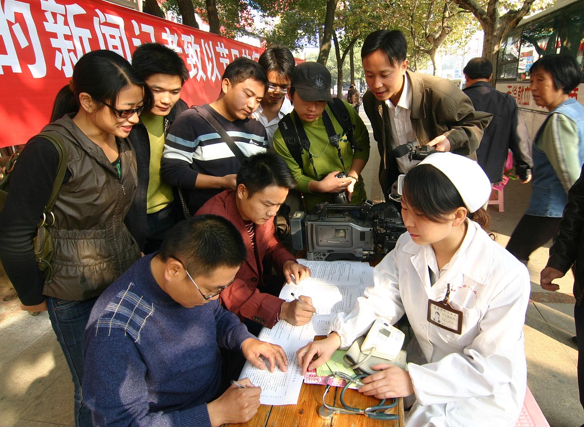 你是一名学生现需要你填写暑期三下乡立项书该社会实践的选题为：农村医疗普及和改革发展走访调查。请你写出该社会实践项目的：1实践背景。2实践目的。3实践主题。4实践内容及安排。5预期成果。每项不超过150字要求逻辑自治。