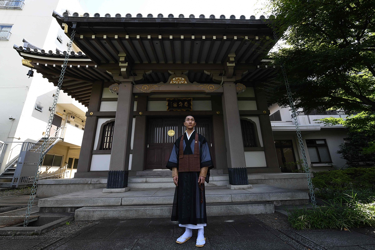 当地时间2018年7月19日,日本化妆师兼僧侣西村宏堂在东京的一座寺庙里