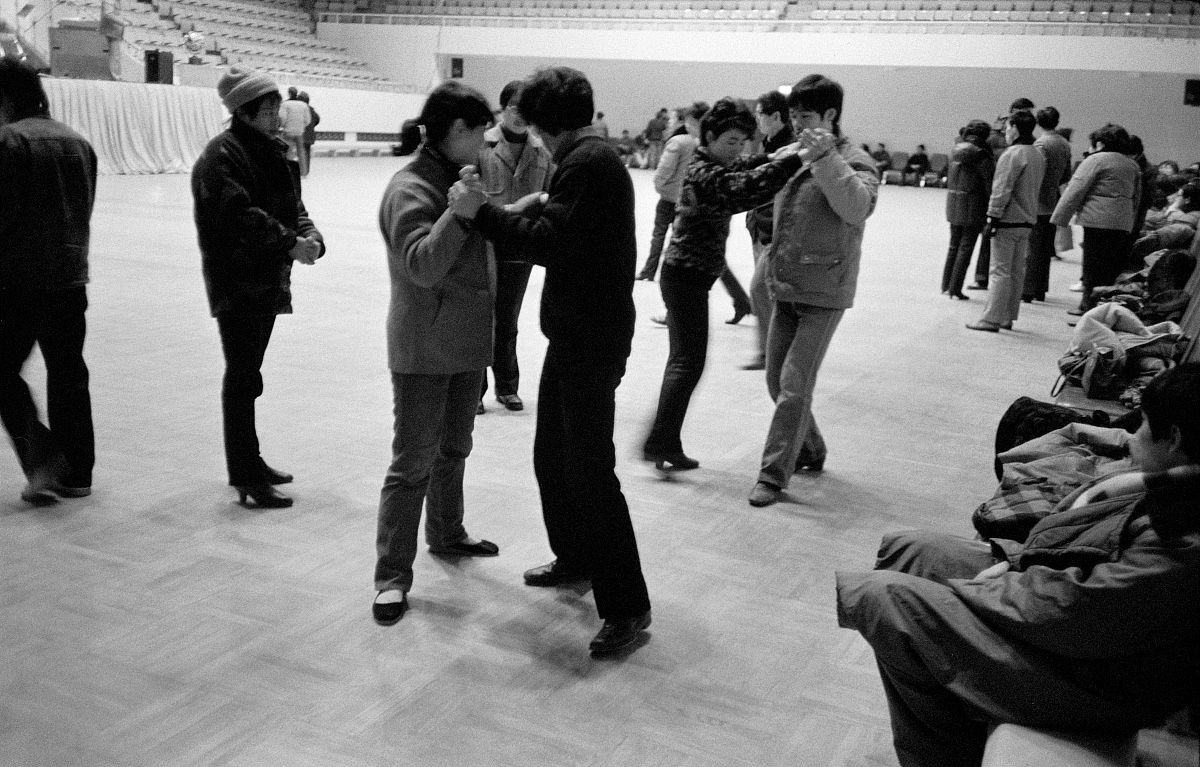 80年代,宝钢建设者利用周日学跳交谊舞.在当时,只有工作表现好的职工
