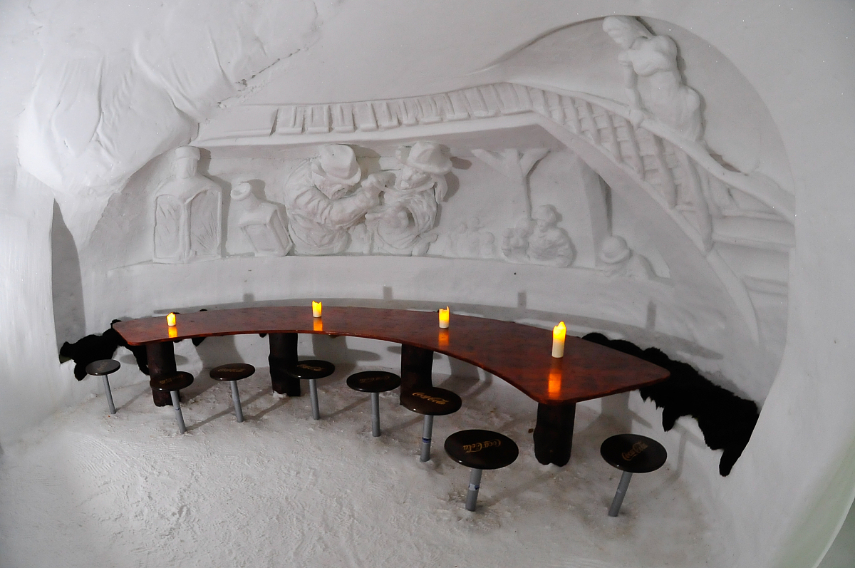 2014年12月4日消息(具体拍摄时间不详),坐落在瑞士高山上的"冰雪酒店"