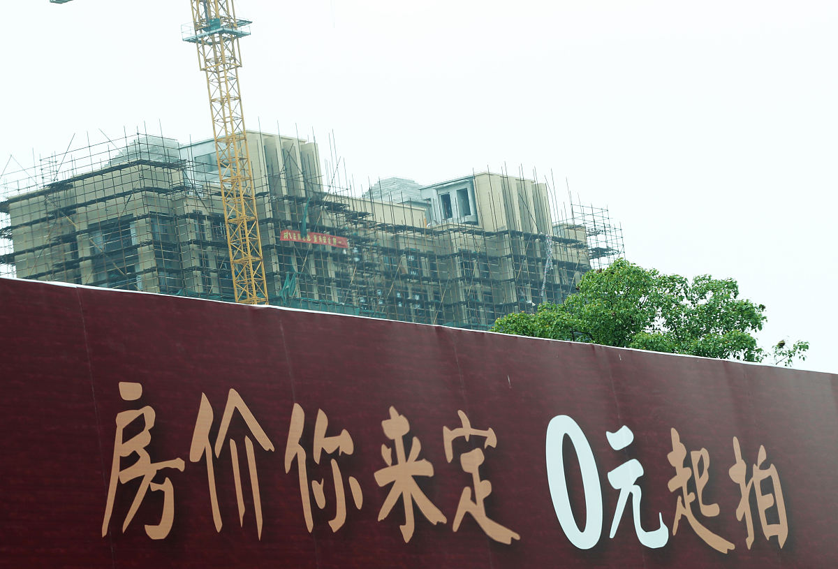 ***_*** 2012年7月15日,江苏南通,一处房地产开发项目施工现场,促销广