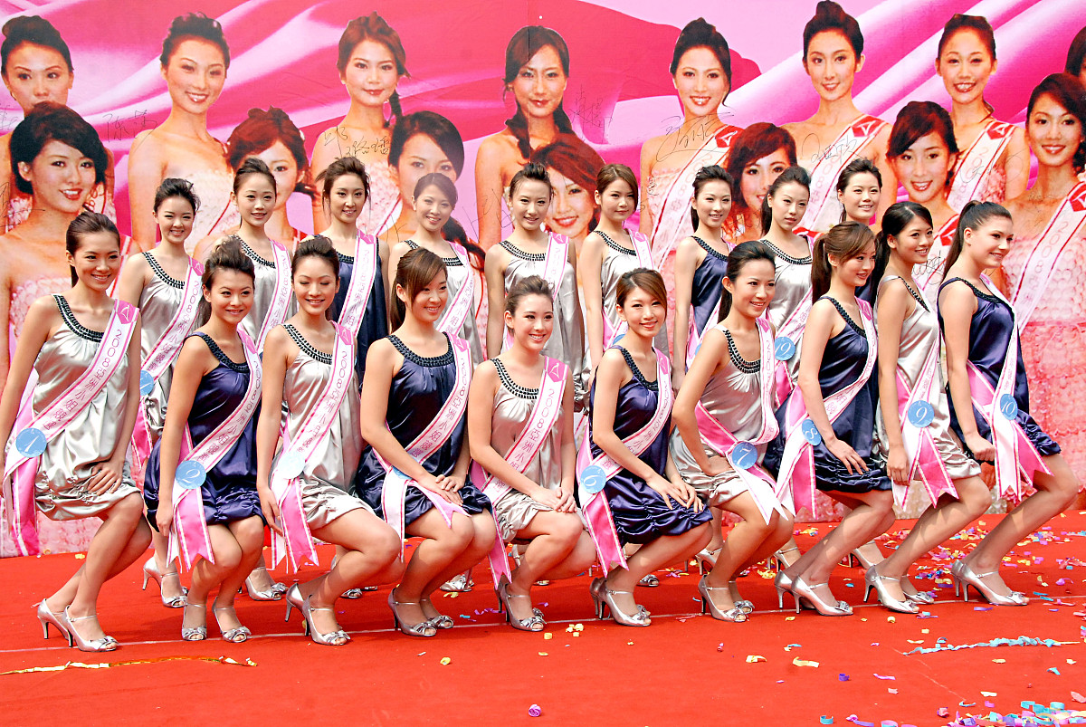 2008年11月18日,香港,亚洲小姐候选佳丽出席"粉红丝带"公益活动.+++_+