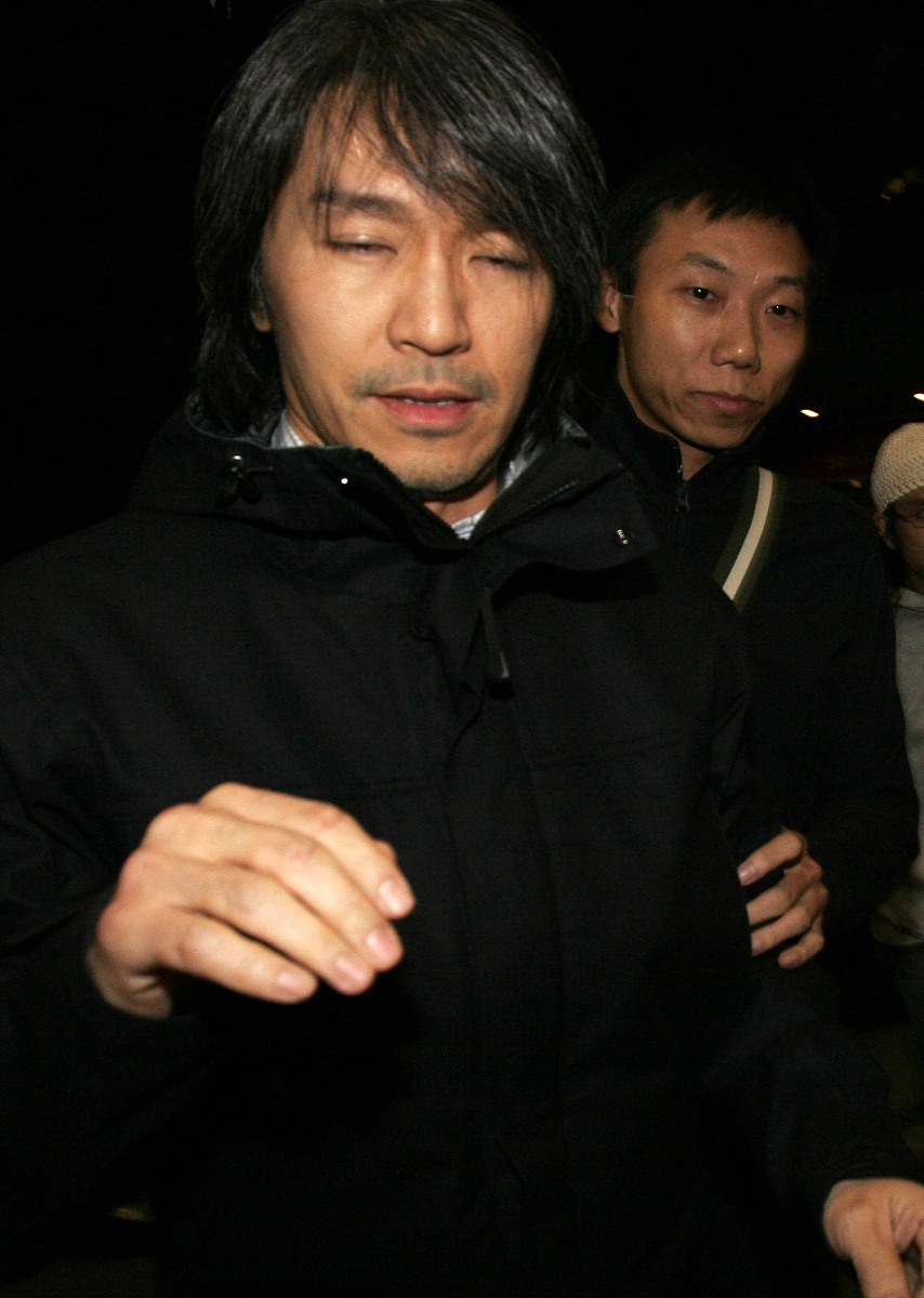 2005年10月27日,北京,周星驰出席网络游戏"挑战"获奖新闻发布会.+++_+