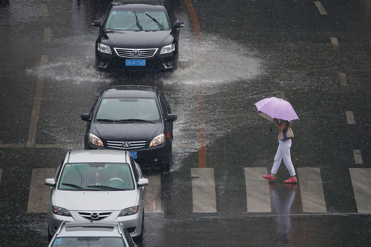 雨天出行安全指南：朋友圈文案，安全驾驶小贴士