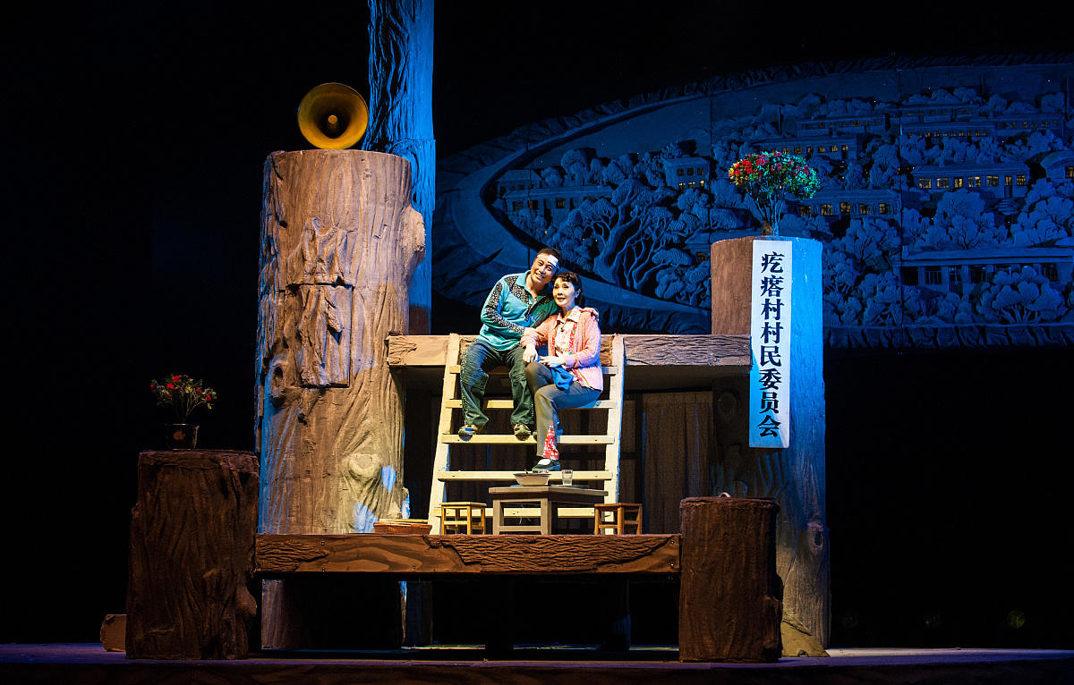 2015年4月7日,北京,演员在表演话剧《代理村官》.***_***话剧《代理村