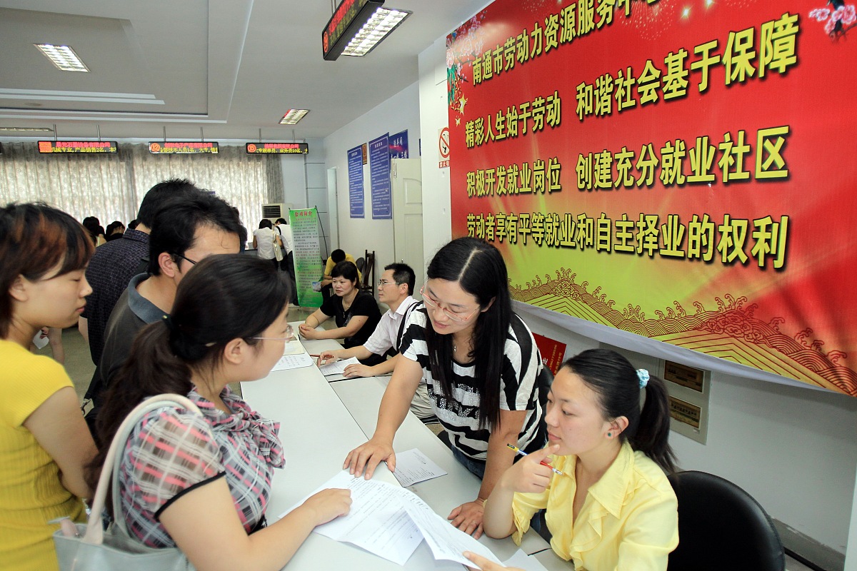 可以帮我改写一段话吗大多数的系统主要针对本校的毕业生作为人才交流来说具有一定的地域阻碍性;