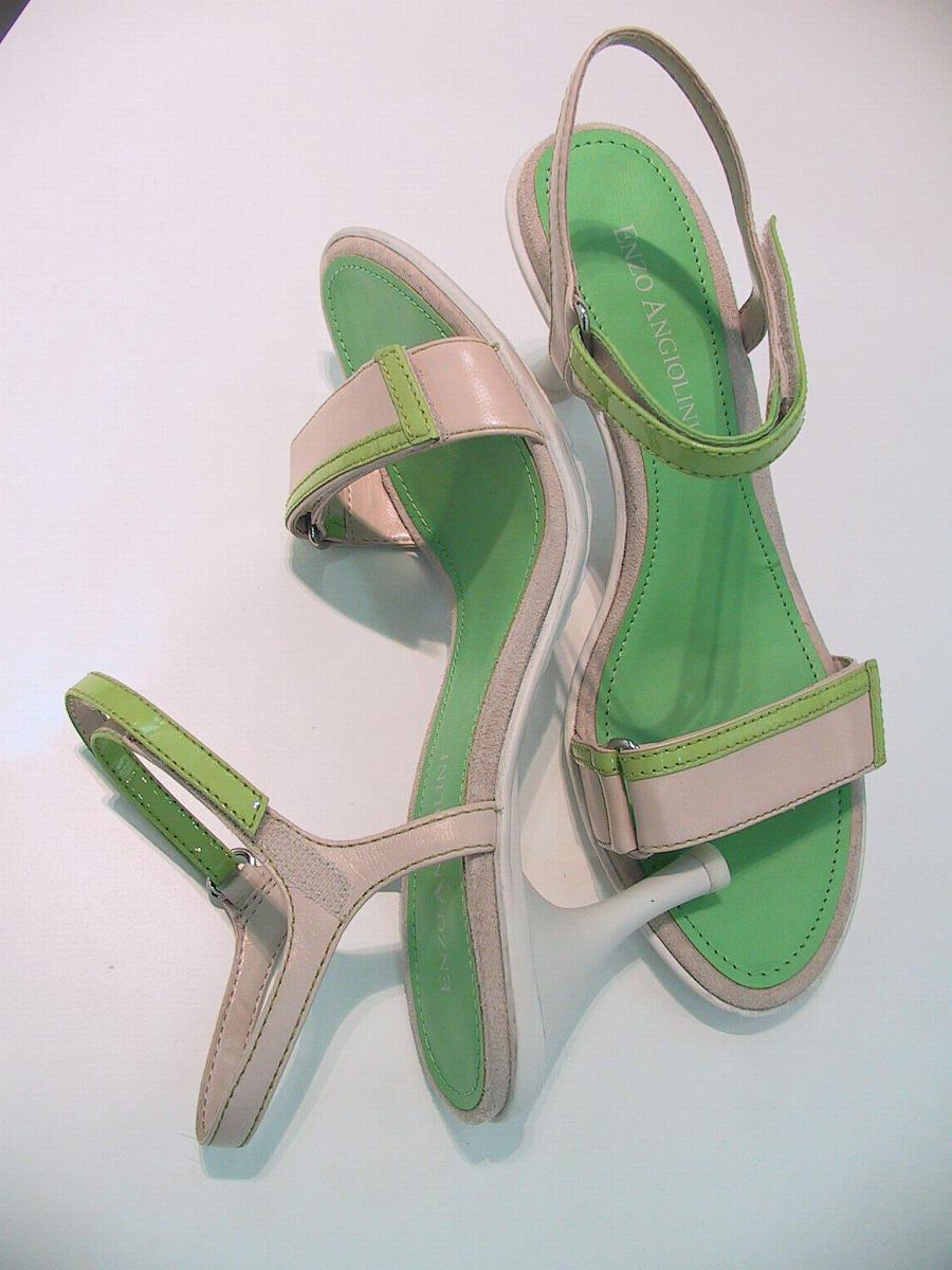 说十句赞美女士凉鞋的描述