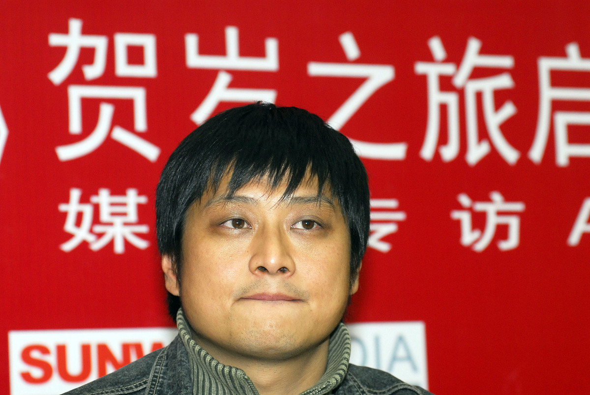 红色代表了热情、活泼、张扬。容易联想到火焰、太阳、热血等具有了勇气决心、希望、兴奋、危险、气愤等表达容易让人产生比较大的情绪波动。但在中国则更多的代表吉祥喜庆之意。在形象设计中最经典的代表形象就是《灌篮高手》的主角樱木花道图3-1红色的头发红色的球衣很彻底地表现了他精力旺盛的躁狂型人格。还有很具代表的IP形象雪容融图3-2是2022年北京冬季残奥会的吉祥物其以灯笼为原型进行设计创作主色调为红色头顶