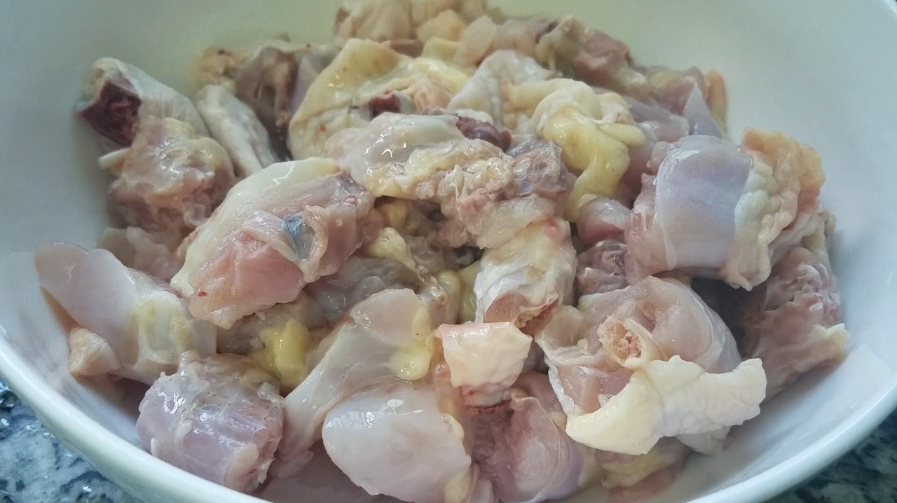 广东鱿鱼鸡汤的做法,很好吃的一道美食,鲜香美味做法简单