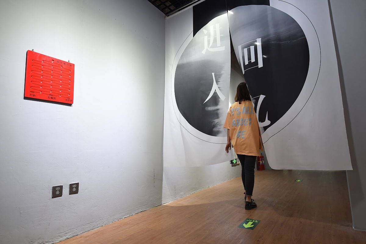 2019年5月8日,北京,东城区的一家"失恋博物馆"展出多件失恋者的物品与