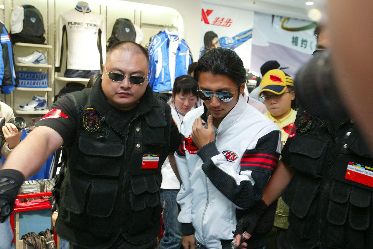 重庆航空学校为您解答：为什么飞行员身上不能有明显的伤疤？