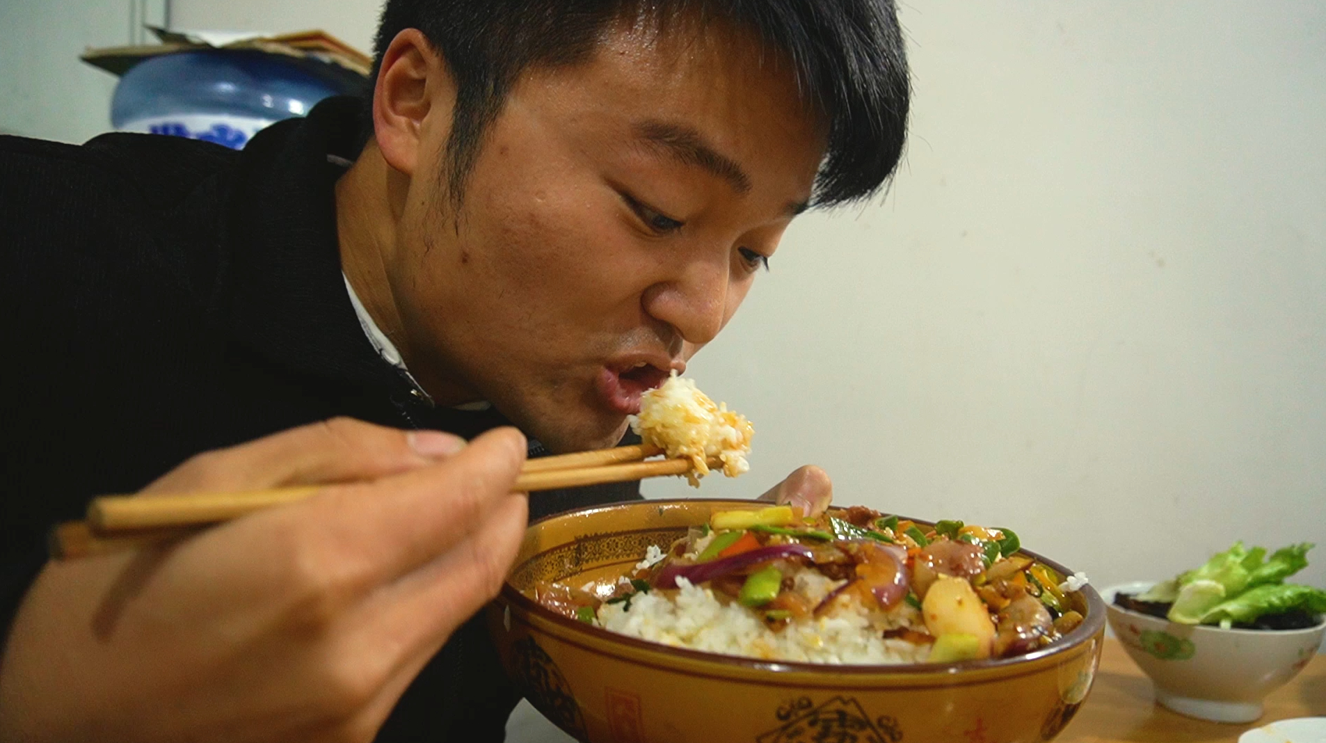 一斤辣椒炒一斤牛头肉,馒头米饭面条全配齐了,全是碳水,真过瘾