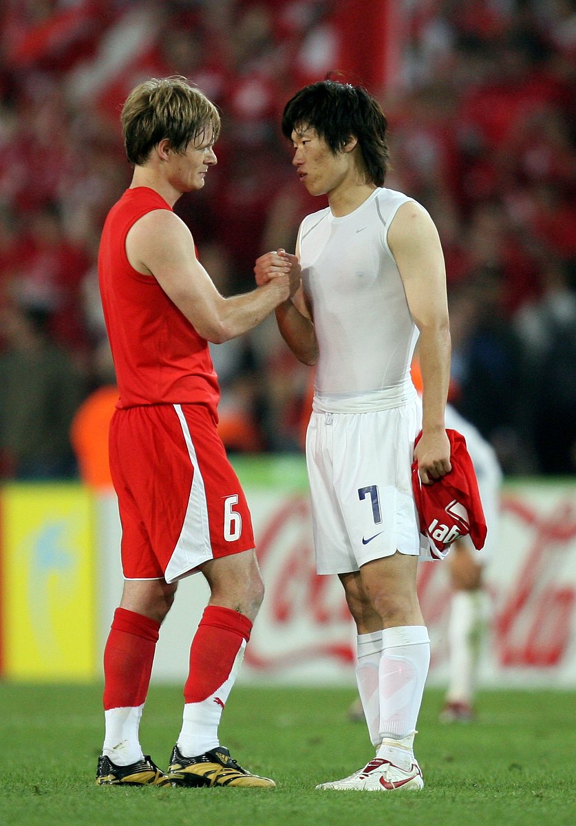 2006年6月23日,世界杯g组,瑞士2-0战胜韩国.沃热尔和朴智星赛后握手ha