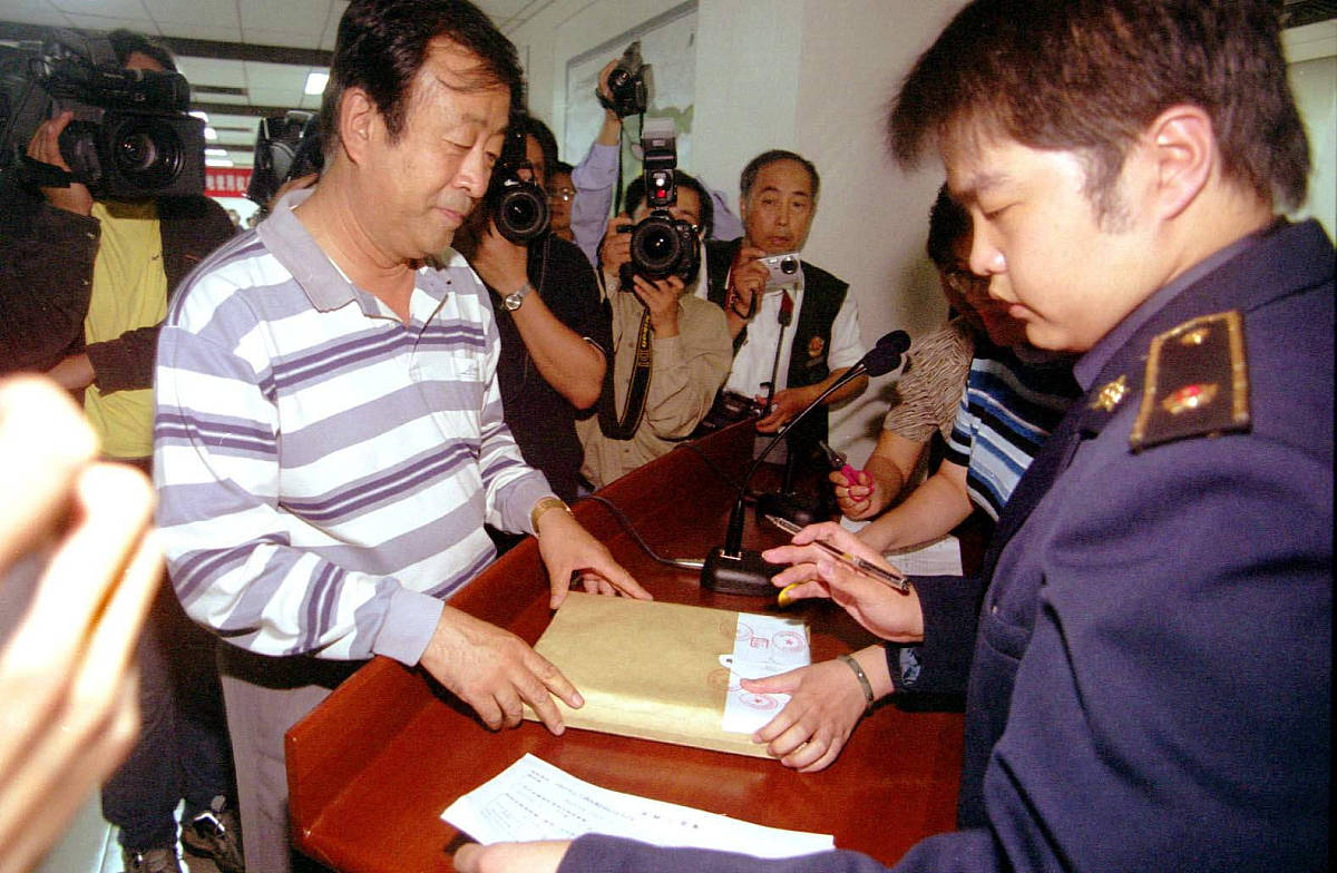 投标人向公证人员交标书+++_+++招标,国有土地,地产,